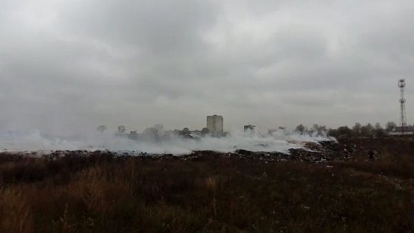 Дым с незаконной свалки в деревне Чашниково затягивает Зеленоград