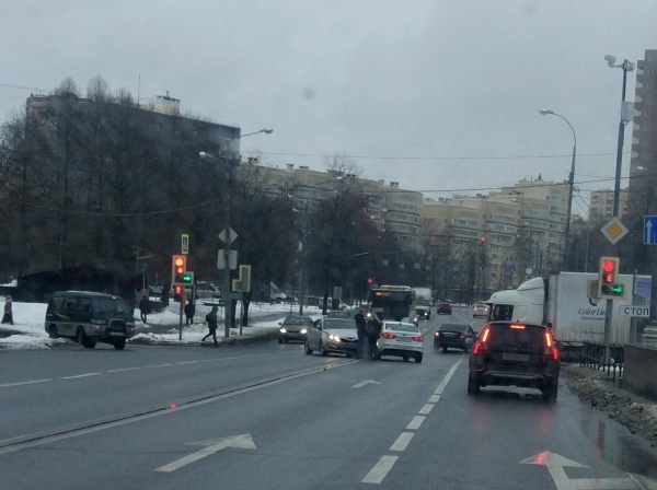 Два автомобиля столкнулись на проспекте Генерала Алексеева