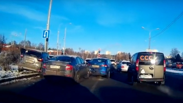 На Центральном проспекте произошло столкновение трех транспортных средств