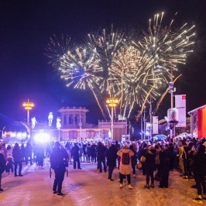Каток в парке, ретровечеринка и салют: куда сходить в новогоднюю ночь в Москве
