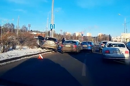 Два автомобиля по очереди врезались в легковушку напротив МИЭТа
