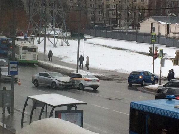Два автомобиля столкнулись на проспекте Генерала Алексеева
