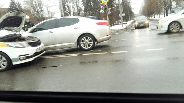 Два автомобиля столкнулись на проспекте Генерала Алексеева