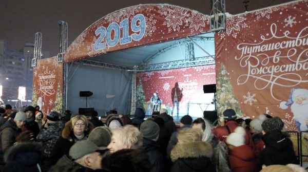 В новогоднюю ночь на площади Юности собрались около тысячи человек