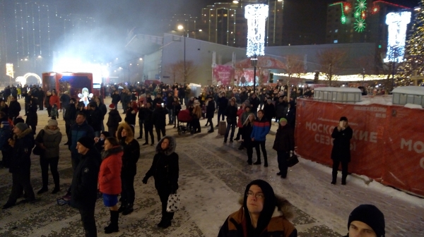 В новогоднюю ночь на площади Юности собрались около тысячи человек