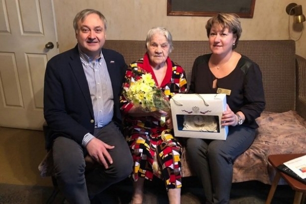 Жительницу Зеленограда, ветерана ВОВ поздравили с 95-летием