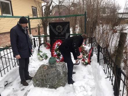 Молодежная палата района Крюково провела акции по уборке снега у памятников