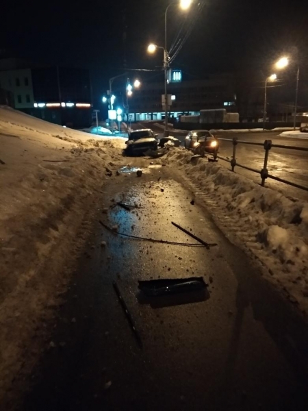 Легковушка врезалась в столб на Центральном проспекте