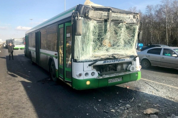 В Зеленограде грузовик протаранил автобус