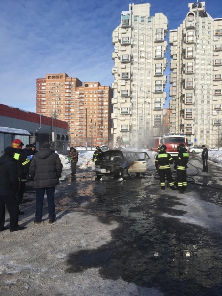 Иномарка сгорела на парковке возле «Пятерочки» в 20 микрорайоне