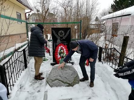 Молодежная палата района Крюково провела акции по уборке снега у памятников