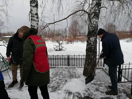 Молодежная палата района Крюково провела акции по уборке снега у памятников