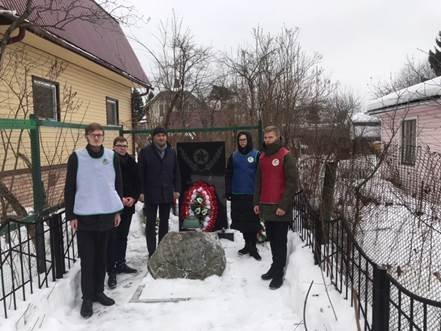 Молодежная палата района Крюково провела акции по уборке снега у памятников