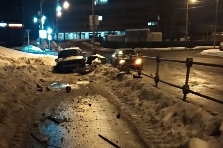 Легковушка врезалась в столб на Центральном проспекте