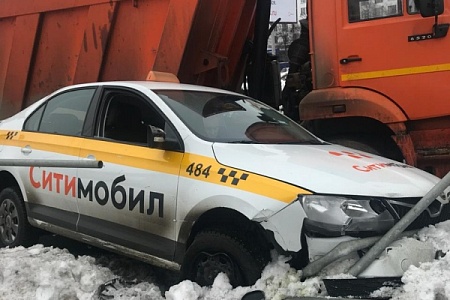 Самосвал толкнул такси на дорожное ограждение напротив «Флейты»
