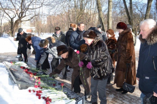Зеленоградские ветераны возложили цветы у братских могил