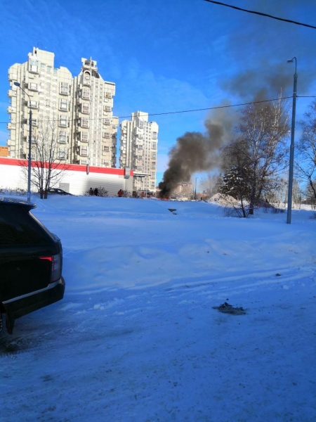 Иномарка сгорела на парковке возле «Пятерочки» в 20 микрорайоне