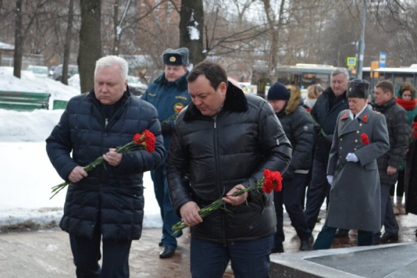 У памятников Зеленограда возложили цветы к Дню защитника Отечества