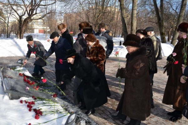 Зеленоградские ветераны возложили цветы у братских могил