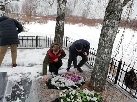 Молодежная палата района Крюково провела акции по уборке снега у памятников