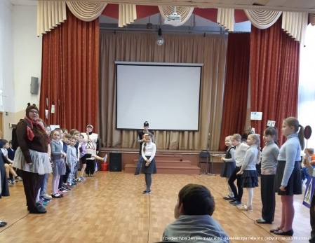 Сотрудники ГИБДД и артисты «Ведогонь-театра» напомнили школьникам ПДД