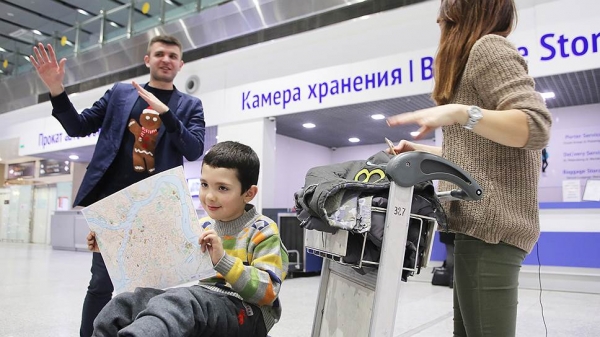 Авиапассажиров высадят из багажных тележек