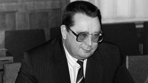 «Он поднимает стакан водки и произносит тост за западных финансистов»