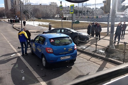 Легковушка вылетела на тротуар после столкновения с внедорожником
