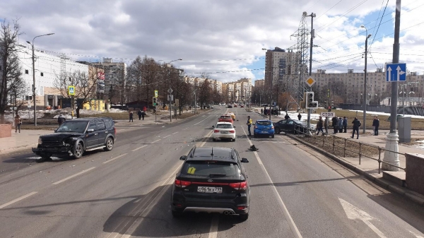 Легковушка вылетела на тротуар после столкновения с внедорожником