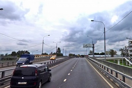 Водитель кроссовера устроил «паровозик» на «старом» мосту