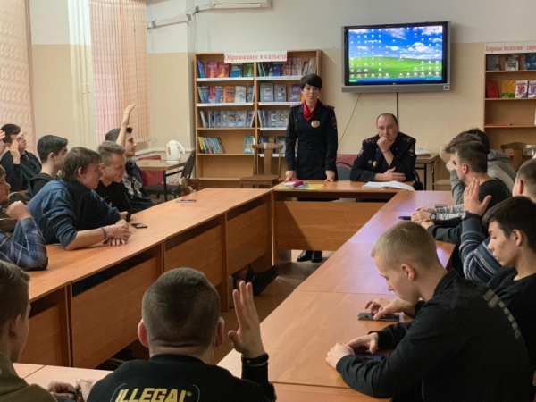 Сотрудники ДПС Зеленограда встретились со студентами политехнического колледжа