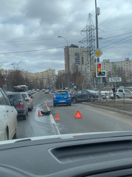 Легковушка вылетела на тротуар после столкновения с внедорожником