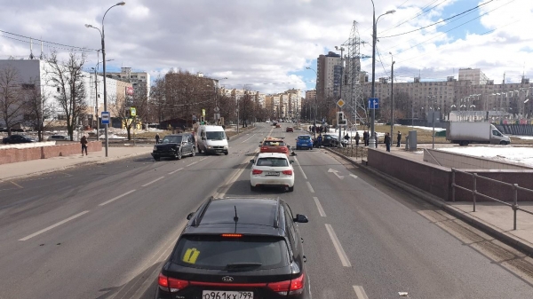 Легковушка вылетела на тротуар после столкновения с внедорожником