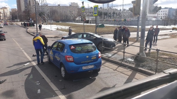 Легковушка вылетела на тротуар после столкновения с внедорожником