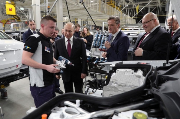 Путин приехал на открытие завода Mercedes-Benz неподалеку от Зеленограда