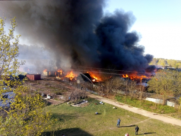 40 сараев сгорело в Пешках в ночь на понедельник