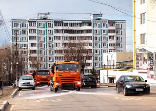 Коммунальщики Солнечногорья моют дороги специальным средством