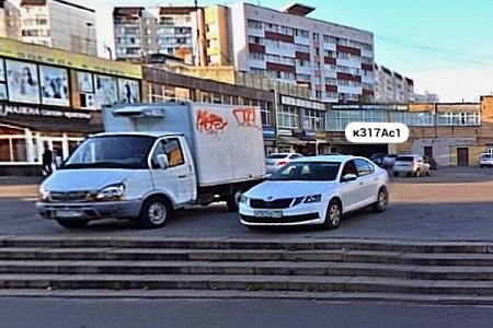 Две легковушки столкнулись на Яблоневой аллее