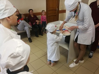 Добровольцы колледжа «Подмосковье» посетили юных пациентов детской поликлиники в Солнечногорске