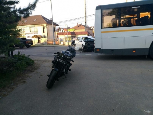 Сбитый автомобилем мотоциклист в Брехово получил травму ноги