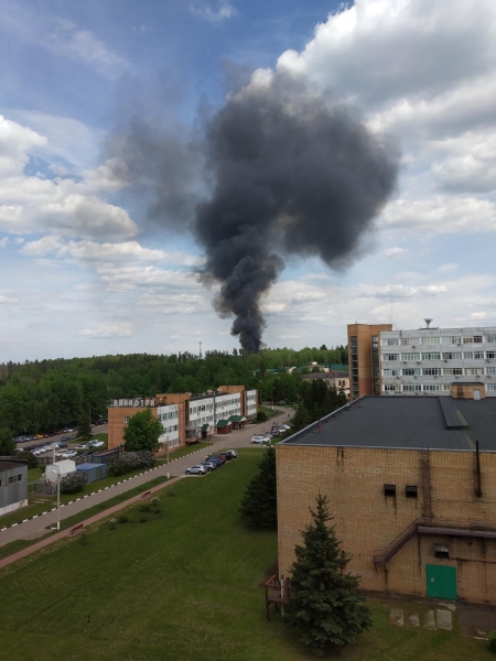 В Менделеево горят автосервис, гаражи и сараи