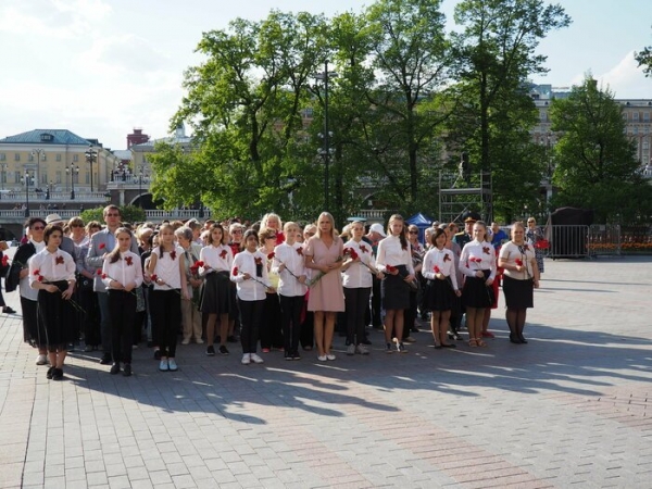 Зеленоградцы возложили цветы к могиле Неизвестного Солдата в Александровском саду