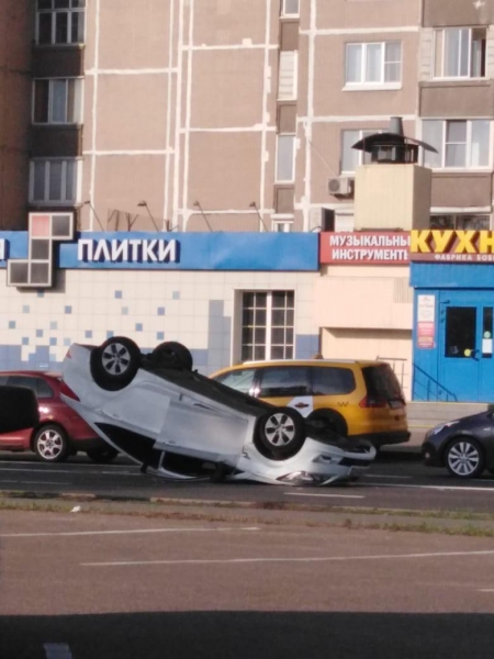 Легковушка перевернулась на Новокрюковской улице