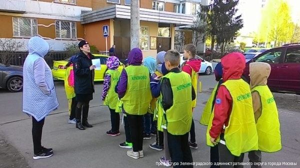 Сотрудники зеленоградской Госавтоинспекции провели акцию «Шагающий автобус»