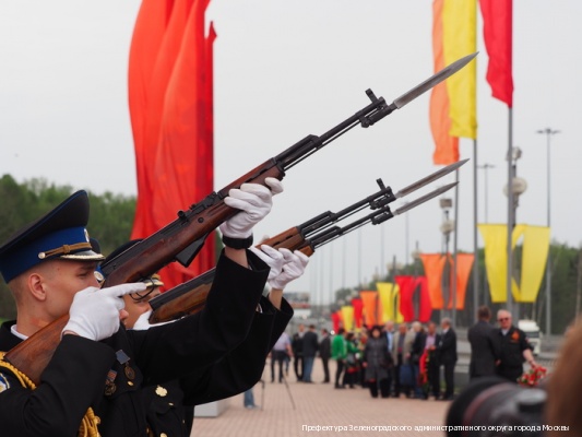 Накануне Дня Победы в Зеленограде возложили цветы к мемориалам воинской славы