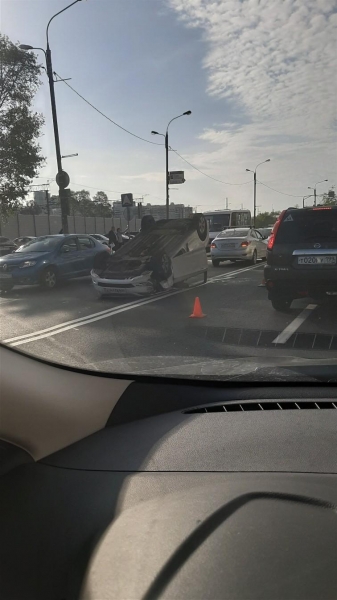 Легковушка перевернулась на Новокрюковской улице