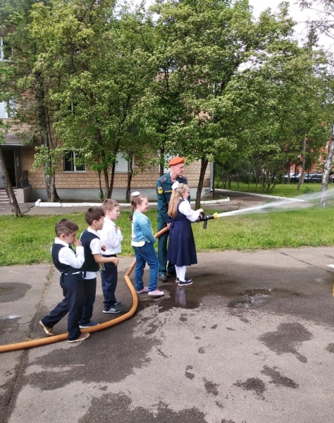 Зеленоградские школьники - в гостях у пожарных