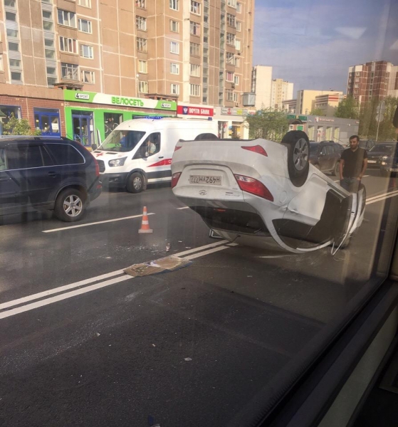 Легковушка перевернулась на Новокрюковской улице