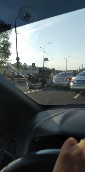 Легковушка перевернулась на Новокрюковской улице