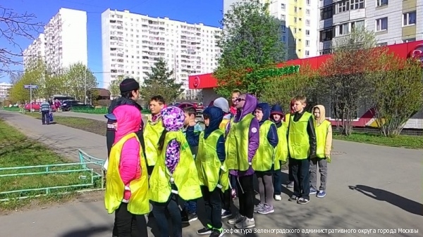 Сотрудники зеленоградской Госавтоинспекции провели акцию «Шагающий автобус»